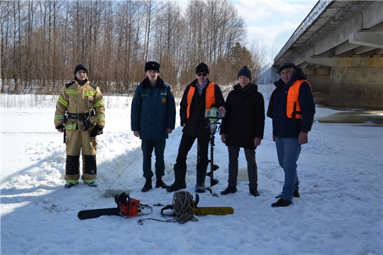 Проведена распиловка льда на реке Бездна