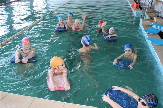 Школьники младшего школьного возраста Алатырского района обучаются плаванию