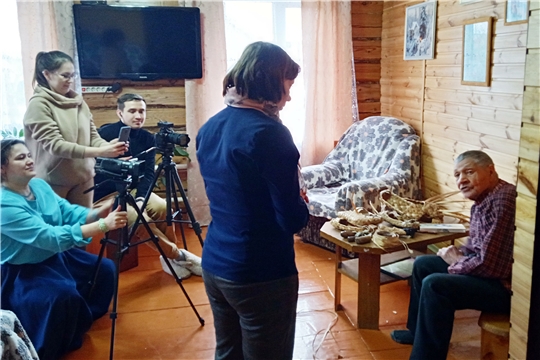 Сотрудники Республиканского центра народного творчества «ДК тракторостроителей» побывали в гостях у мастера по лаптеплетению в с. Старые Айбеси