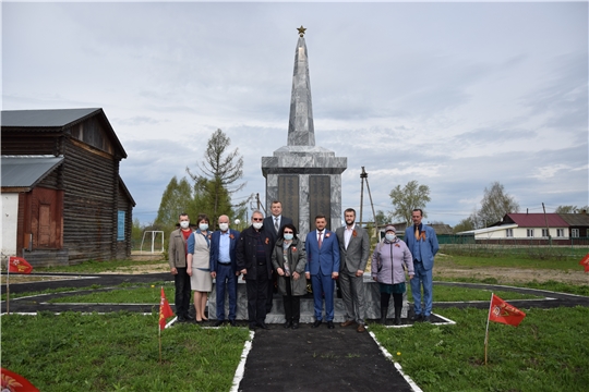 В честь 76-ой годовщины Победы в Алатырском районе состоялось возложение венков и цветов к обелиску «Вечная память павшим героям 1941-1945 гг.»