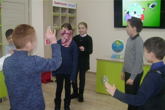В Аликовской детской библиотеке мальчишки и девчонки под руководством библиотекарей совершили своеобразное виртуально-игровое путешествие под названием «Дружат дети на планете».