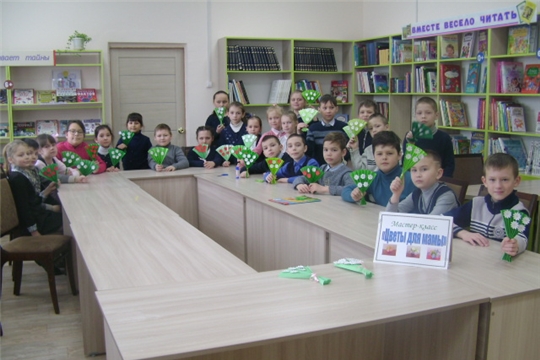 В  Аликовской детской библиотеке был проведен мастер класс «Цветы для мамы»