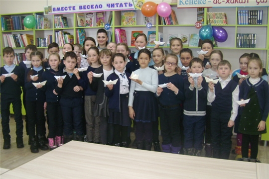 В Аликовской детской библиотеке учащиеся 4 «в» класса Аликовской СОШ приняли участие в литературном празднике «Созвездие сказок  Андерсена»