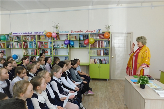 В читальном зале Аликовской детской библиотеки состоялась литературно-творческая встреча с поэтом Раисой Сарби