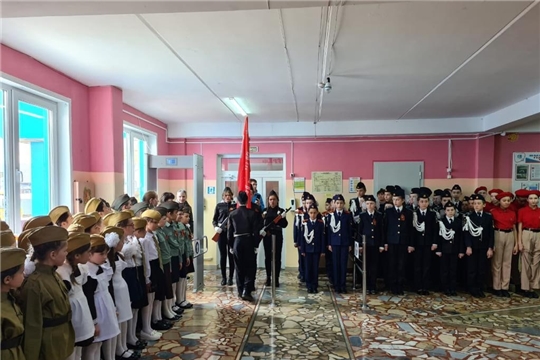 В школах Аликовского района продолжается патриотическая акция "Часовой у Знамени Победы"
