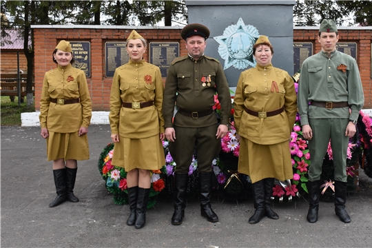 В селе Аликово прошло возложение венков и цветов к мемориалу «Неизвестный солдат»