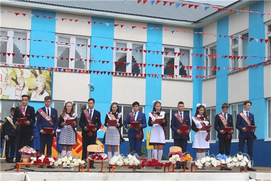 Последний звонок в Чувашско-Сорминской школе:  выпускники 11 и 9 классов попрощались со школой
