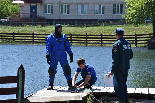 Водолазами ГКЧС Чувашии проводится очистка береговой линии и проверка дна водоемов