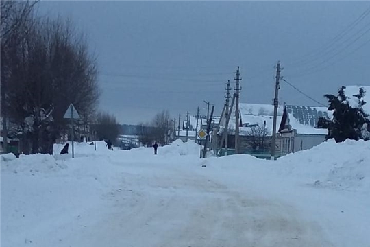 Продолжается уборка снега на территории Батыревского района.