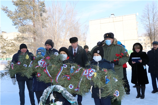 Возложение венка памяти к памятнику воинам-интернационалистам