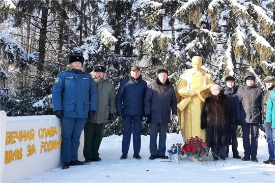 В День защитника Отечества в Чебоксарском  районе возложили цветы к памятнику Неизвестному солдату