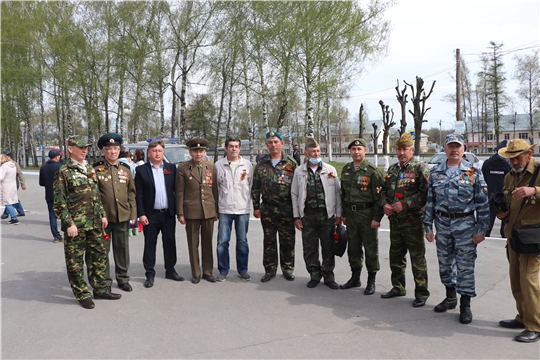 В Кугесях состоялось торжественное возложение цветов к памятнику Неизвестному солдату