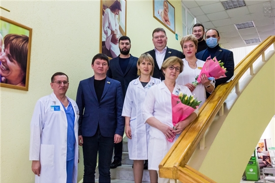 Депутаты Чебоксарского городского Собрания депутатов поздравили врачей  Президентского перинатального центра