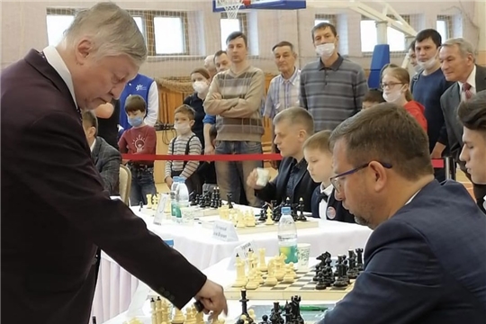 В Чебоксарах состоялся сеанс одновременной игры «Партия с чемпионом» с многократным чемпионом мира по шахматам Анатолием Карповым