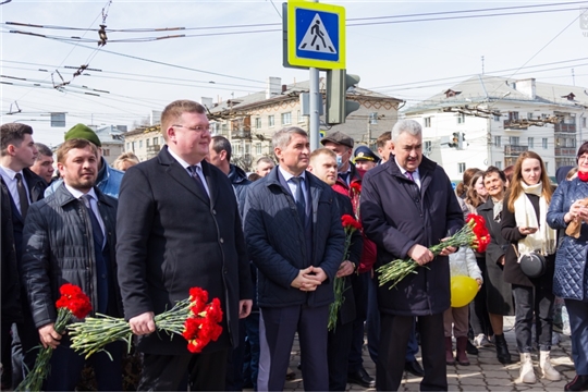 Депутаты Чебоксарского городского Собрания депутатов возложили цветы к памятникам Юрию Гагарину и Андрияну Николаеву