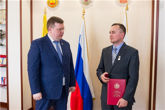 Глава города Чебоксары вручил награду герою