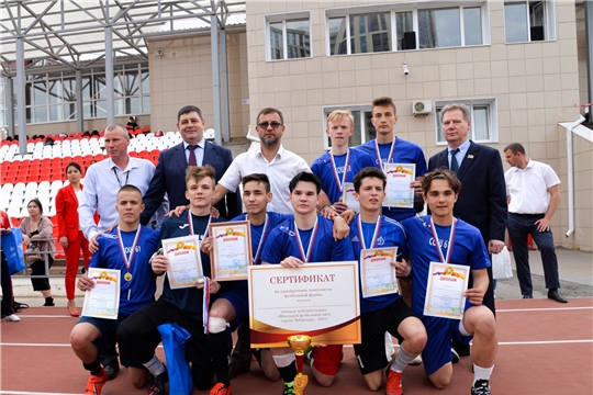Депутаты поздравили победителей соревнований по футболу