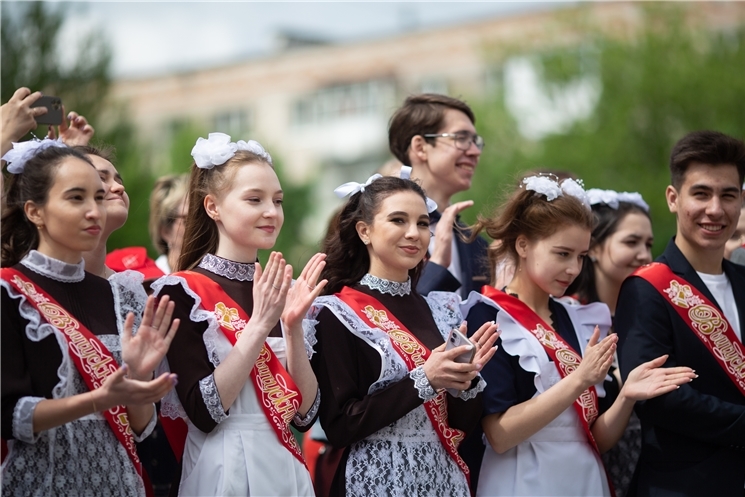Чӑваш Ен Пуҫлӑхӗ Шупашкарти шкултан вӗренсе тухакансене юлашки шӑнкӑрав уявӗпе саламланă
