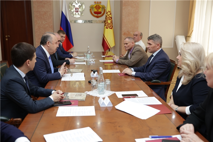 Чăваш Республикин Пуҫлăхĕ Олег Николаев Раҫҫей Федерацийӗн Патшалăх Думин Национальноçсен ĕçĕсем енĕпе ĕçлекен комитечĕн председателĕпе  Валерий Газзаевпа ĕҫлĕ тĕлпулу ирттернĕ