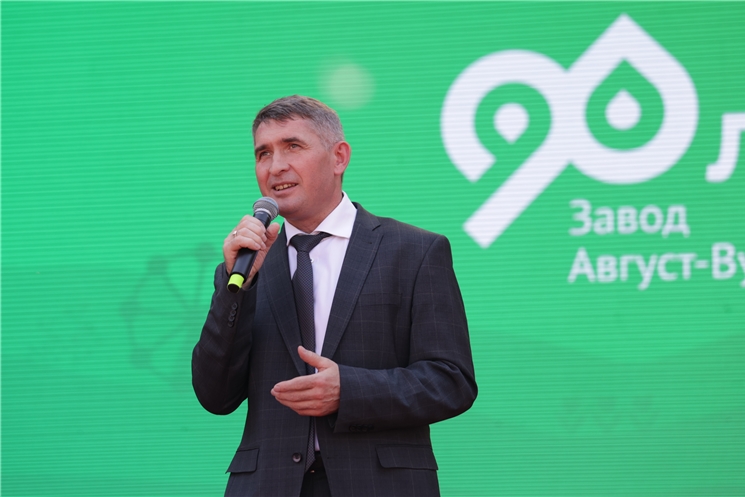 Вăрнарти «Август»  завод компанине 90 ҫул ҫитнĕ ятпа  Олег Николаев саламланă