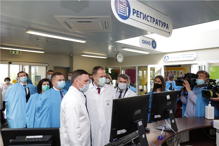 Раҫҫей Президенчӗн федерацин Атăлҫи округĕнчи полномочиллӗ представителӗ Игорь Комаров Федерацин травматологи, ортопеди тата эндопротезировани центрне ҫитсе курнă
