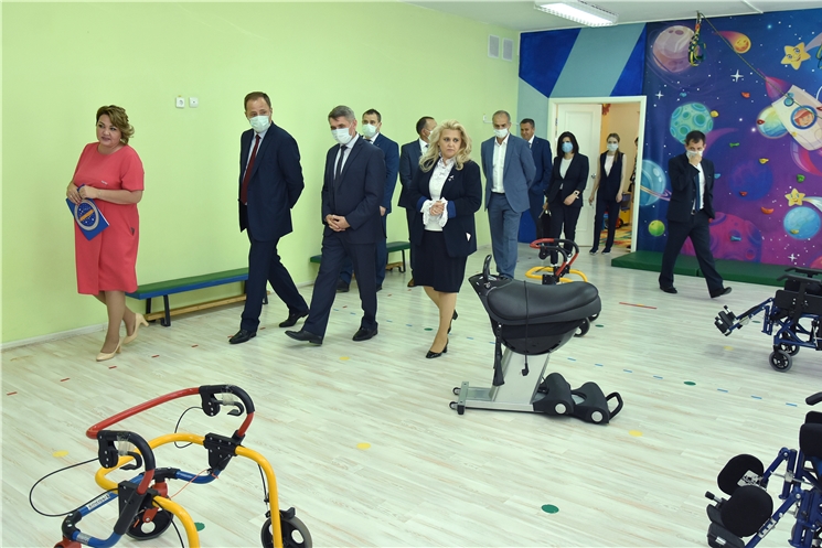 Раҫҫей Президенчӗн федерацин Атӑлҫи округӗнчи полномочиллӗ представителӗ Игорь Комаров Чӑваш Енри инклюзив вӗренӳ тытӑмӗпе паллашнă