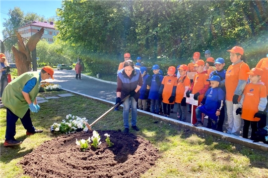 Волонтеры акции «оБЕРЕГАй» посадили цветы на экоаллее в Ельниковской роще