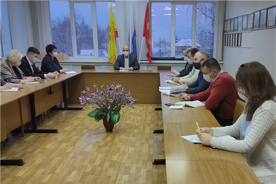 Первое рабочее совещание после продолжительных выходных провёл глава администрации города Алатыря С.А. Лукишин