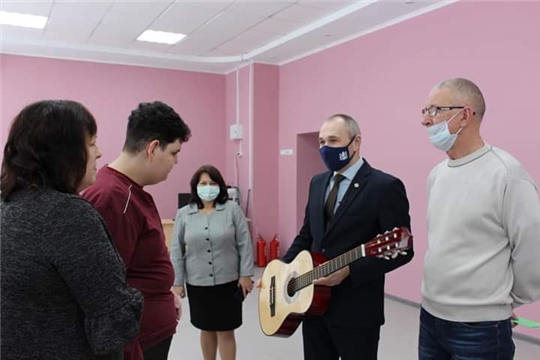Заместитель министра образования и молодёжной политики Чувашской Республики Н.А. Жуков исполнил новогоднюю мечту юного алатырца