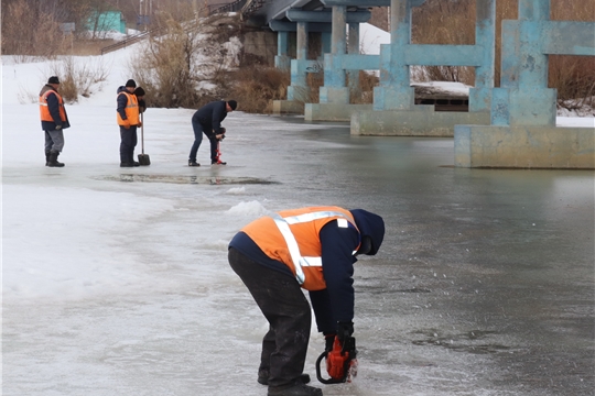 Ведутся работы по опиловке опор моста на реке Сура