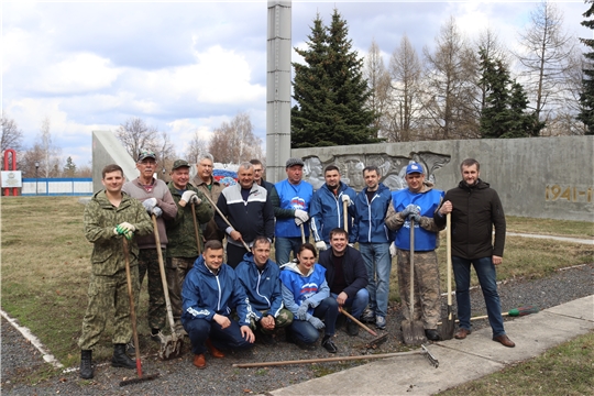 Депутаты Собрания депутатов города провели субботник на мемориале воинам-алатырцам погибшим в Великой Отечественной войне 1941-1945 гг