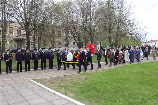 В День Победы руководство Алатыря возложило цветы и венки к подножью монументов