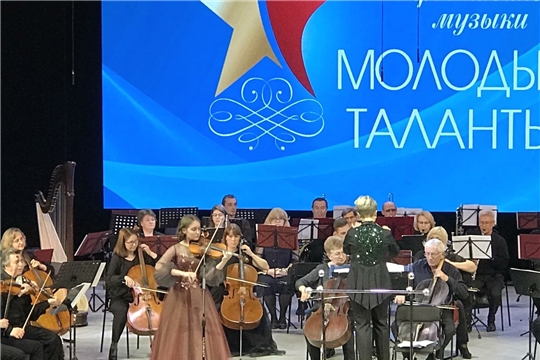 Скрипачки чебоксарской музыкальной школы выступили с оркестром Чувашской симфонической капеллы в Республиканском фестивале