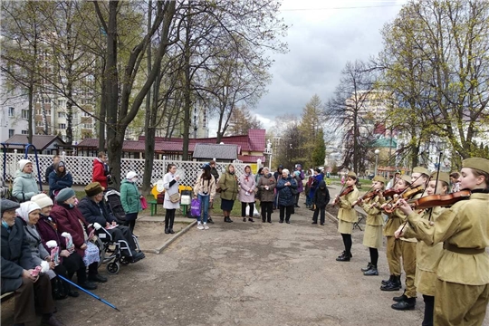 В Чебоксарах возле домов ветеранов прошли поздравительные концертные программы юных музыкантов