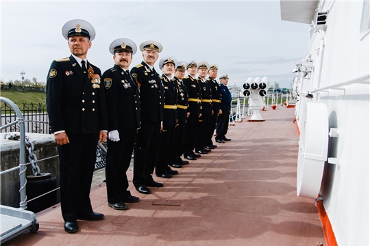 Празднование Дня Победы в Чебоксарах началось с подъема военно-морского флага и возложения цветов