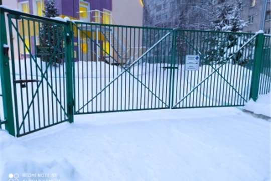 Работы по очистке территорий образовательных организаций от снега продолжаются