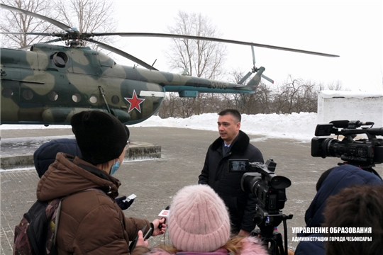 Вертолет Ми-8 установили на территории столичной школы № 22
