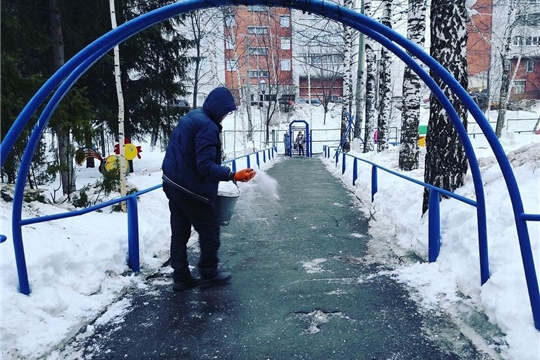 В образовательных организациях проводятся противогололедные мероприятия