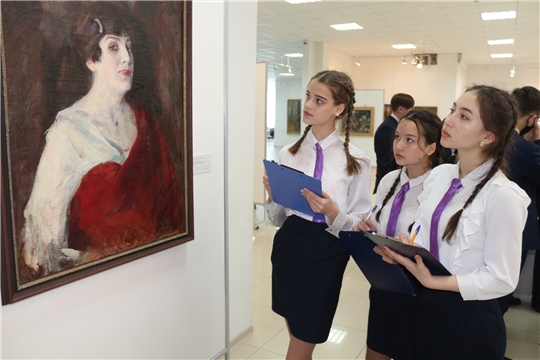 В рамках проекта "Живые Уроки" столичные школьники посещают выставку картин «Продлевая жизнь шедевров...»