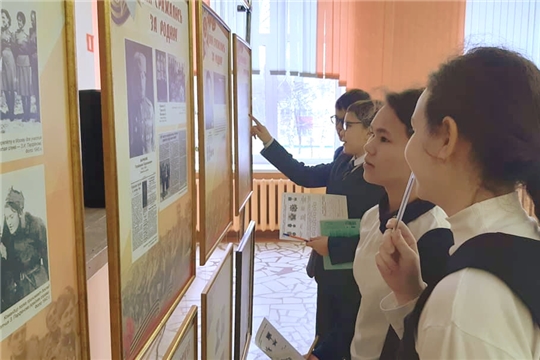 Столичные школьники знакомятся с выставкой «Поколение победителей. Чувашия в Великой Отечественной войне»