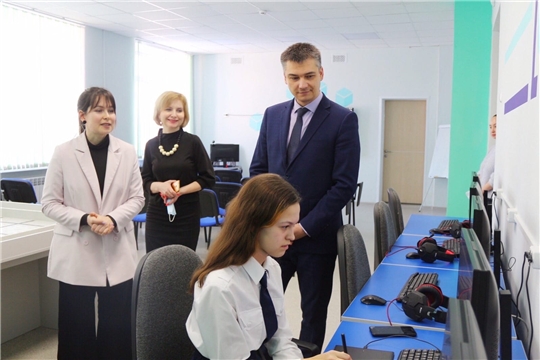 Начальник управления образования Дмитрий Захаров проверил организацию работы кружков и секций в школах
