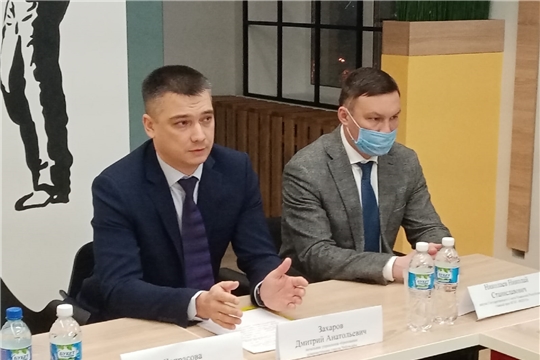 Начальник управления образования Дмитрий Захаров провел очередную публичную встречу с родителями
