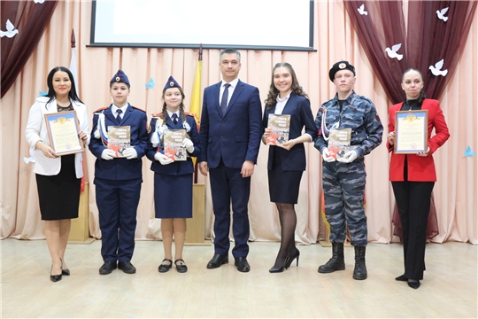 Начальник управления образования Дмитрий Захаров вручил сборники воспоминаний «Строители безмолвных рубежей» школьникам-авторам