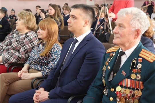 Начальник управления образования Дмитрий Захаров вручил сборники воспоминаний «Строители безмолвных рубежей» школьникам-авторам