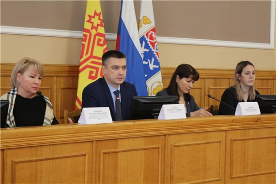 Начальник управления образования Дмитрий Захаров провел совещание по вопросу организации горячего питания школьников