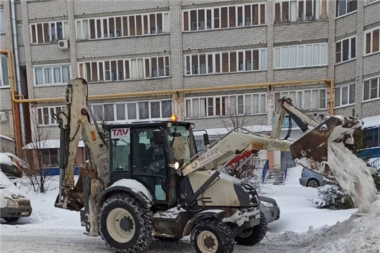 В Чебоксарах продолжается работа по уборке снега и наледи