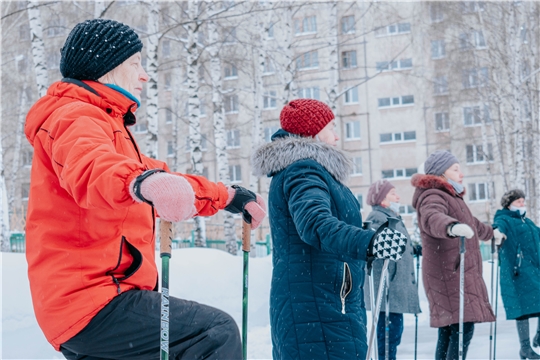 «Серебряные» волонтеры Чебоксар провели спортивную прогулку по скандинавской ходьбе