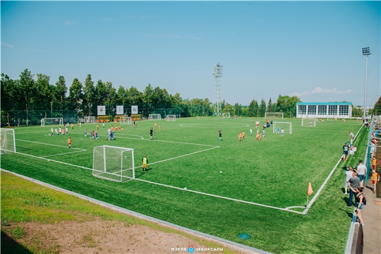 В Чебоксарах открылось обновленное футбольное поле с искусственным газоном