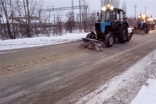 В г. Канаш ведутся работы по очистке автомобильных дорог, тротуаров и остановочных площадок от снежных масс и обработке антигололедными материалами