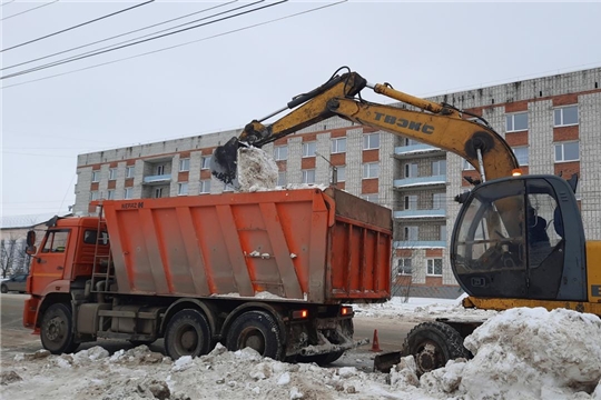 В городе Канаш ведутся работы по очистке от снежных масс и посыпке пескосоляной смесью автомобильных дорог, тротуаров и остановочных площадок